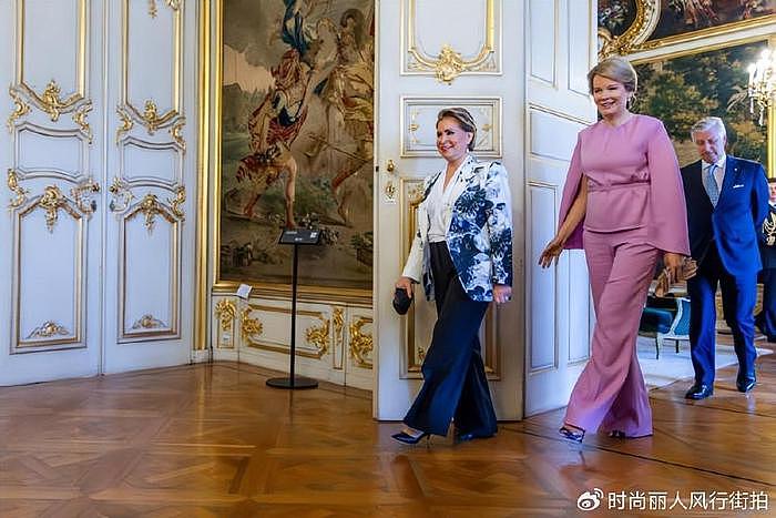 比利时王后陪同卢森堡大公夫人惊艳了！粉色斗篷套装超美，好嫩啊 - 7