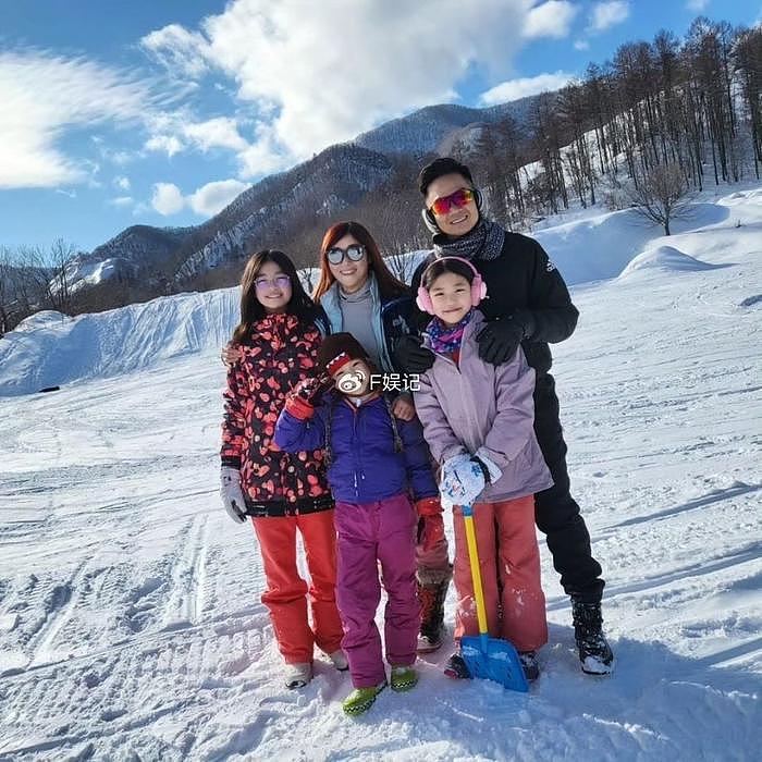 胡诺言陈琪带3个子女度假滑雪 晒一家五口温馨全家福和夫妻合影 - 4