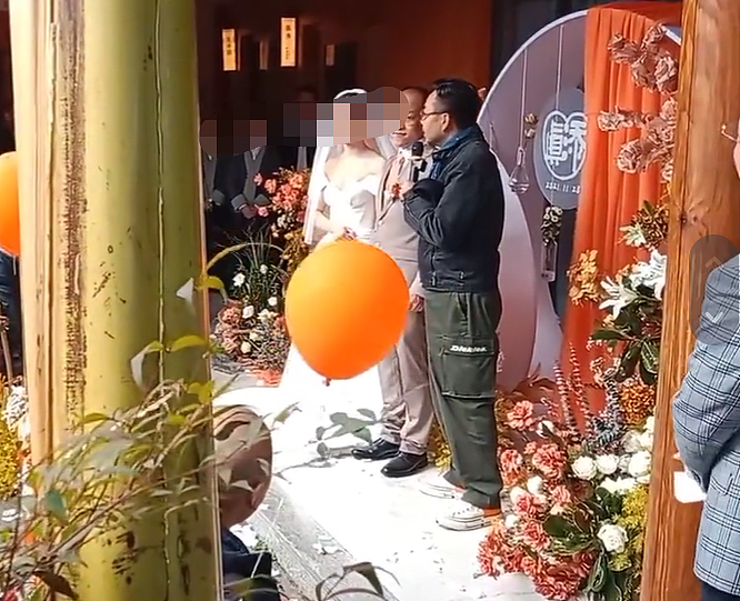 汪涵杨乐乐参加亲戚婚礼，7岁儿子罕露面，身材颀长颜值出众 - 2