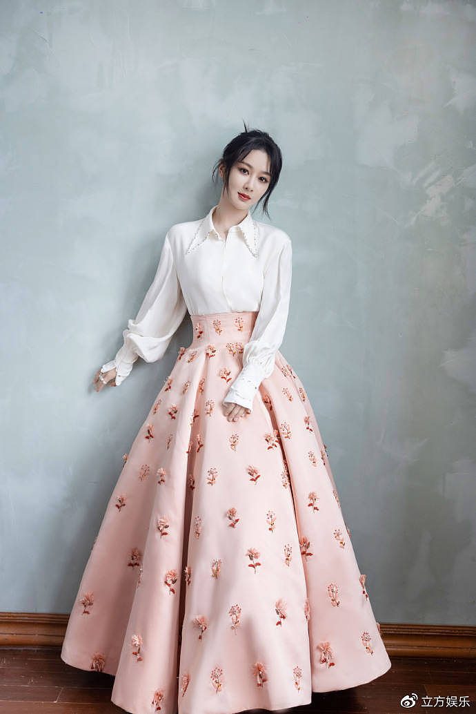 杨紫晒活动造型写真 白衬衫拼接粉裙似娇嫩蔷薇 - 7