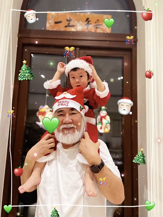 张纪中携家人过平安夜，红帽子白胡子像圣诞老人，被调侃本色演出 - 6