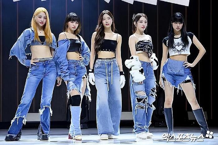 韩国知名女团，为扭转评价，表演时全员手持麦克风，减少舞蹈动作 - 5