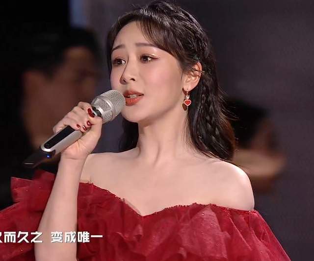 跨年晚会女星造型：杨紫大红裙镇场，杨幂甜美，金晨扮古装惊艳 - 19