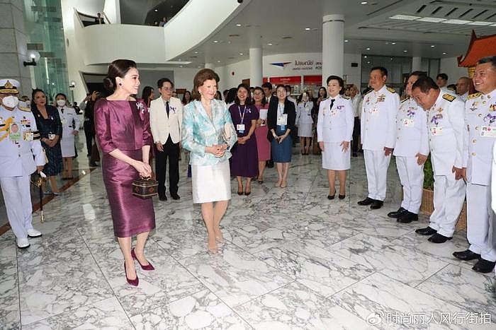 泰国王后这次好惊艳！和80岁瑞典王后同框亮相，她穿紫裙把人美到 - 7