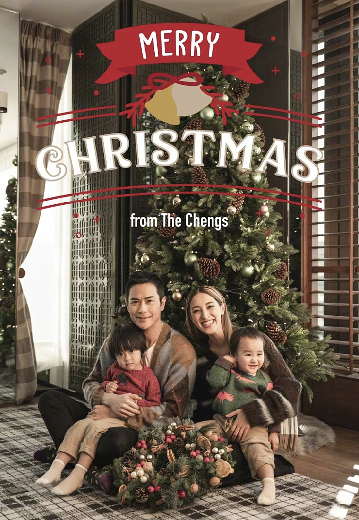 郑嘉颖圣诞节晒全家福，和陈凯琳给儿子们举高高，画面幸福洋溢 - 5