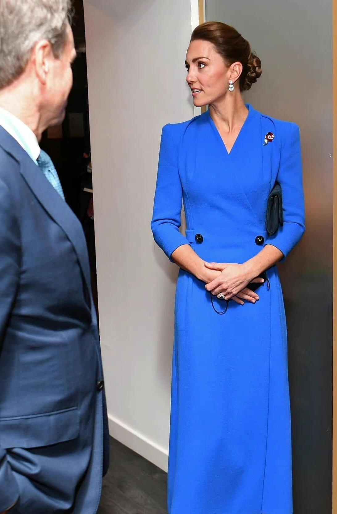 凯特王妃40岁首现身，蓝色大衣配喇叭裤时髦优雅，成皇室穿搭模版 - 9