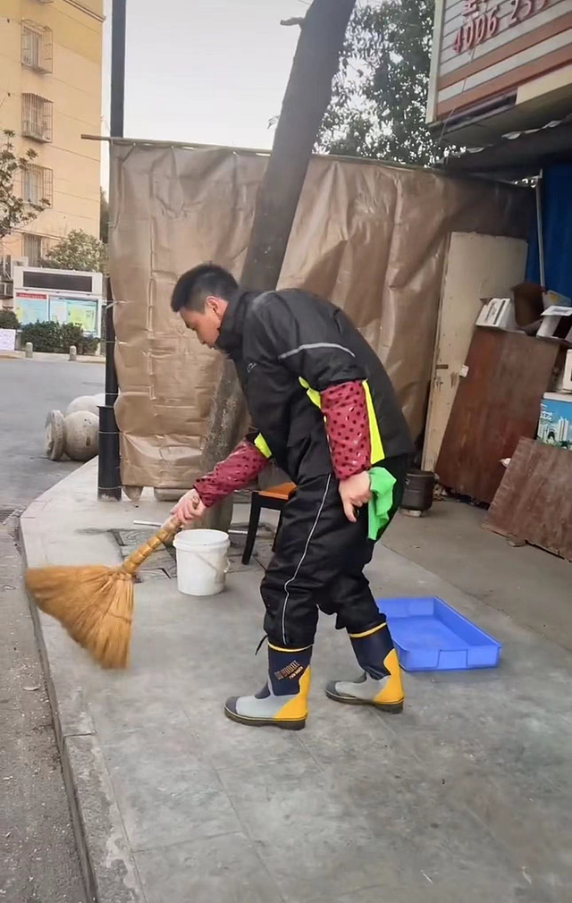 演员李飞无戏拍卖鱼近一年，路边摆地摊满身污垢，称喜欢现在生活 - 3