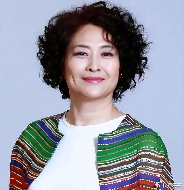 国家一级演员许娣：与初恋老公恩爱41年生一子，拍戏挣的钱全给他 - 16