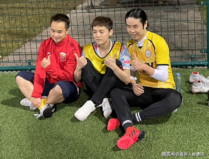 鹿晗穿曼联球服与王勉、小爱看足球赛，他应该是最惬意的顶级流量 - 4