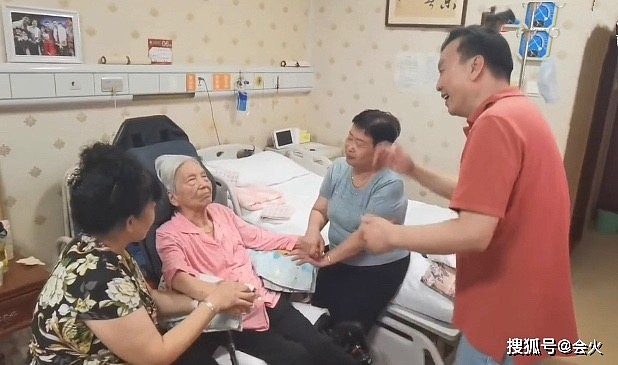 主持人张泽群现身医院，为脑梗母亲唱歌，曾被造谣3次求婚董卿 - 4