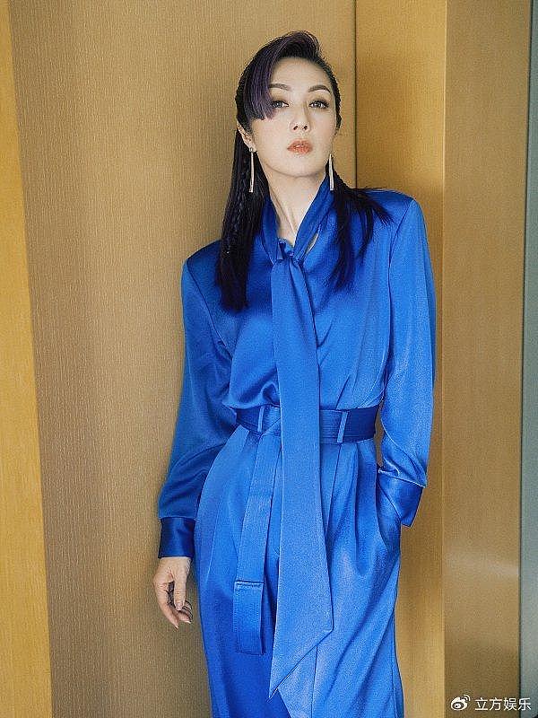 杨千嬅长发造型显温柔优雅 蓝色缎面套装简约干练 - 2