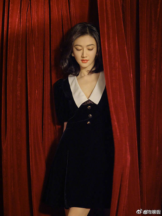景甜分享黑红复古写真 一身黑色丝绒裙优雅大方 - 8