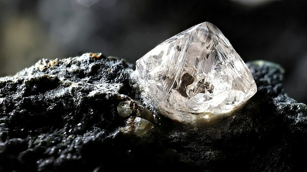 地幔钻石中含有前所未见的神秘矿物质 - 1