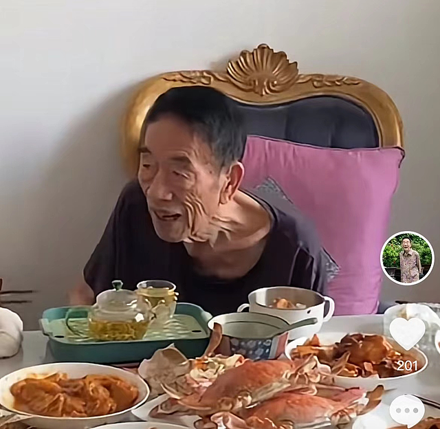 90岁杨少华近况堪忧，桌上叠放多个药盒，骨瘦如柴仍被儿子消费 - 6