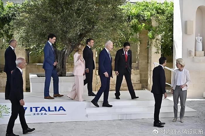 意大利G7峰会第一天大合影！意大利美女总理在C位，穿粉色惊艳了 - 5