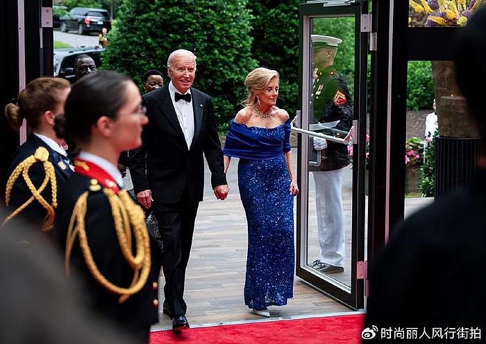 拜登为肯尼亚总统夫妇举行国宴！夫人露肩蓝裙很艳，奥巴马也来了 - 8
