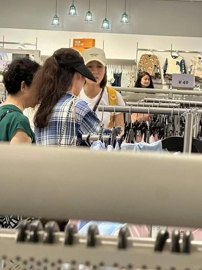 杨怡带女儿和姐姐在内地逛街购物 买几十元童装给女儿获赞接地气 - 4
