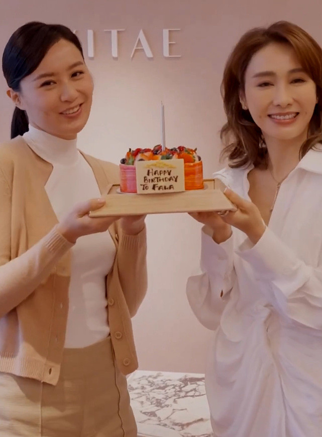 黎姿提前为陈法拉庆祝 两人开心同框一起拿着生日蛋糕 - 6
