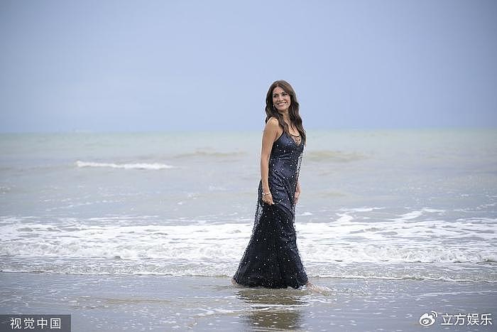 卡特琳娜·莫里诺海边拍写真 穿黑色吊带躺在沙滩上 - 3