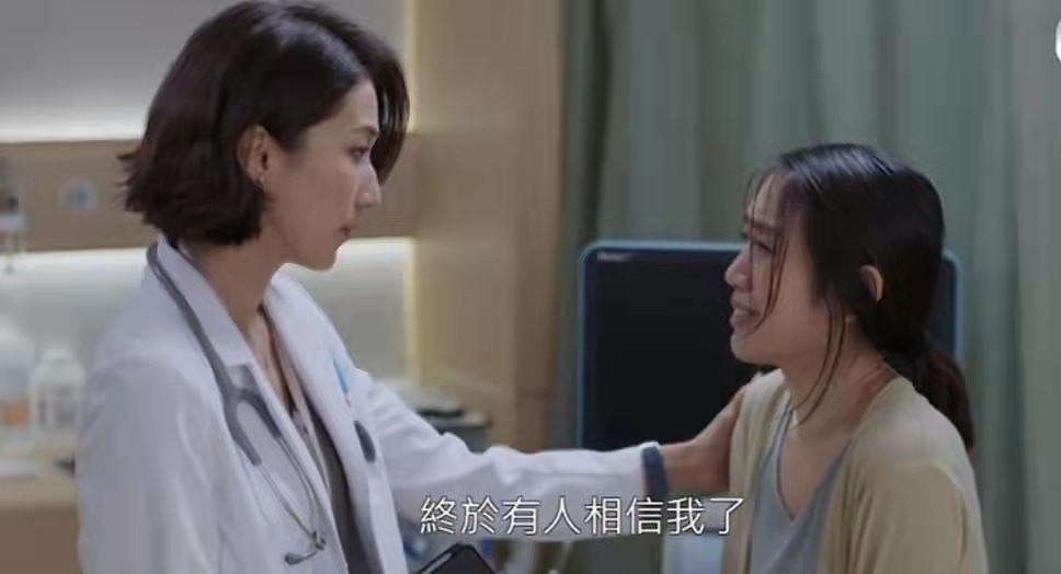 演技大爆发！TVB知名星二代雨中抱女看急诊，获赞：不愧是秦沛女儿 - 7