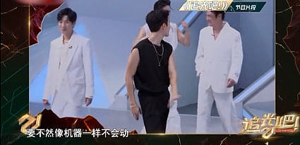 吴建豪参加选秀综艺大秀好身材，受访称为了更上镜在手臂肌肉抹油 - 17