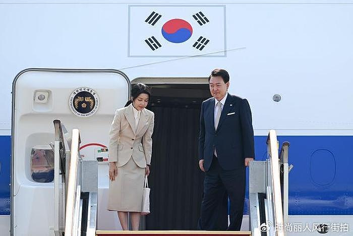 韩国第一夫人今年首次出国访问！一身米色套装好美，脸又嫩了很多 - 9