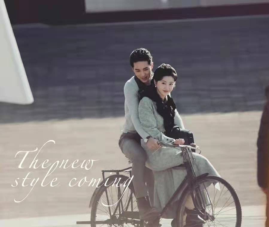 景甜许魏洲新剧路透，二人抱着骑自行车太浪漫，网友：等着看剧了 - 1