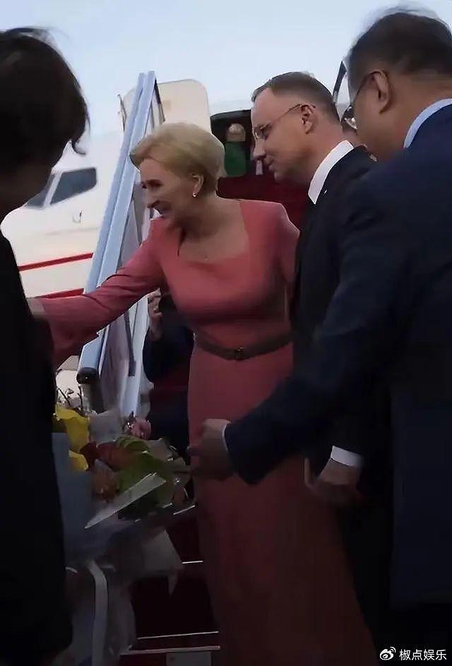 波兰总统携夫人抵达北京访华！夫人穿粉裙好惊艳，178公分像超模 - 5