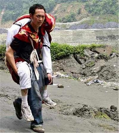 汶川地震中，那位背儿子遗体徒步走25公里回家的父亲，后来如何