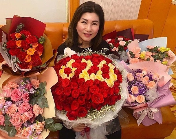 TVB山头之一的乐易玲在内地过母亲节 众多小生小花献花为其庆祝 - 1