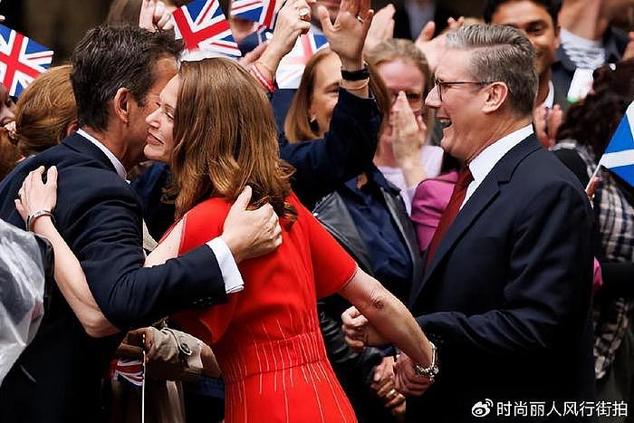 英国新首相夫人美出圈！穿红裙亮相成为唐宁街10号女主人，好惊艳 - 9