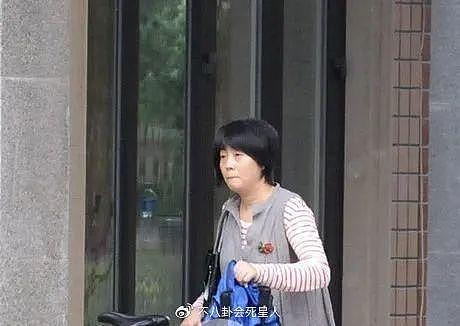 别再嘲沈腾老婆胖了，这5位男星都娶了“胖老婆”，却个个很宠妻 - 19