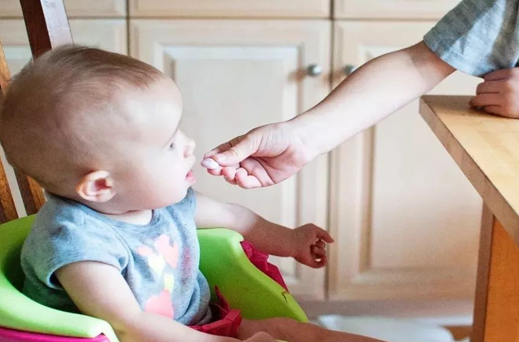宝宝开始吃辅食后，喂奶量如何变化才合适？家长要根据月龄来判断 - 1