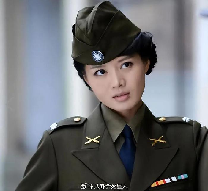 同样演“女军官”，把杨幂和王鸥俞飞鸿放在一起，差别就出来了 - 19