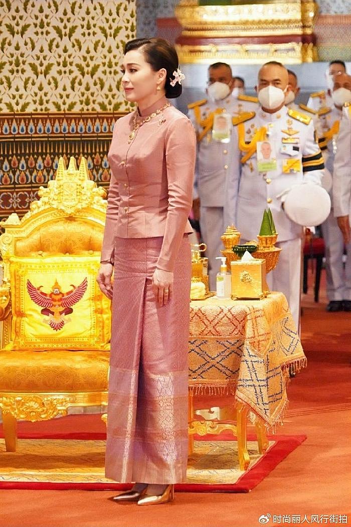 苏提达王后粉裙新造型可真娇俏！头上还戴了粉色花儿，身材也很绝 - 2
