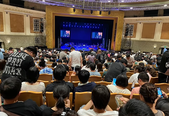暴雪音乐会北京场观众爆满，现场观众齐声大骂鲍比·考迪克 - 5