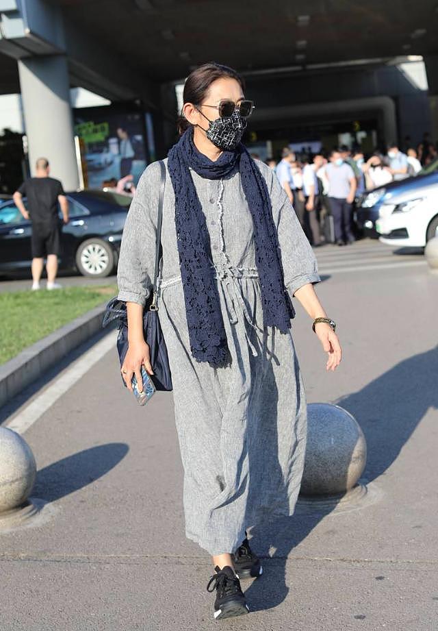 倪萍65岁瘦身变漂亮，穿娃娃裙走机场，穿出了中老年人的时尚美感 - 9