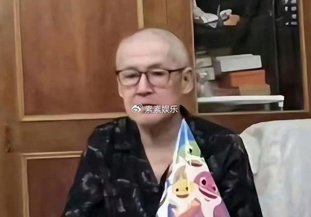 曼谷偶遇郭碧婷，穿白裙扎大光明丸子头，开心与粉丝一起合影 - 14