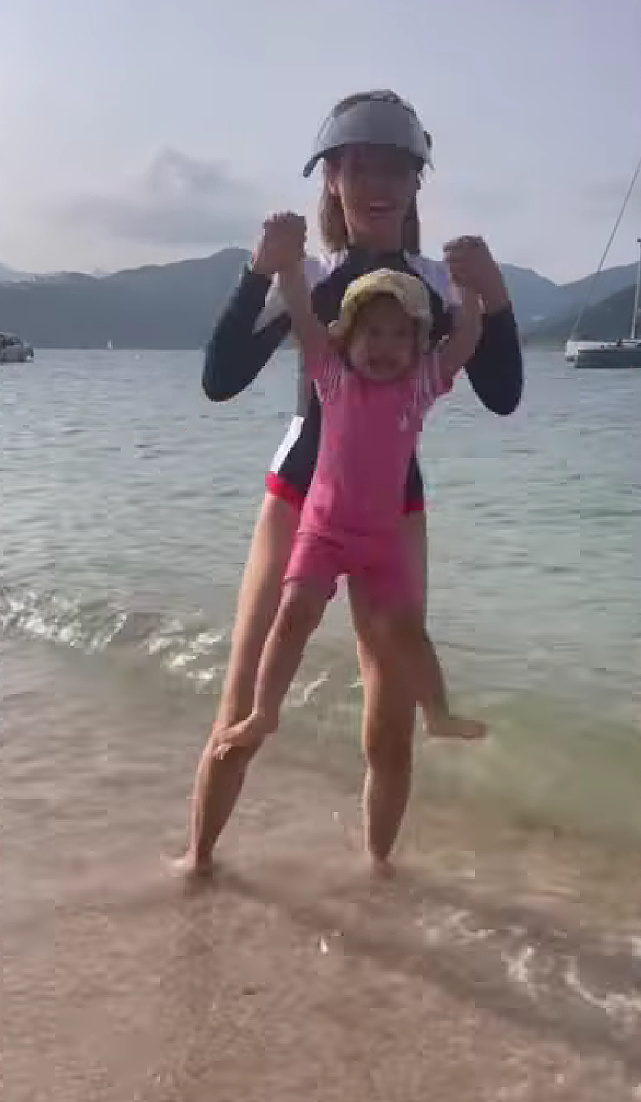 因拍戏而成闺蜜！TVB女艺人谭凯琪携女儿和杨秀惠在海边玩水合影 - 4