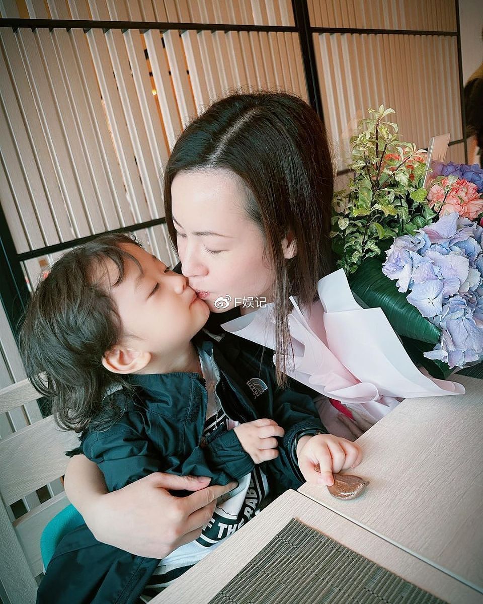 陈山聪携妻儿出去吃饭提前庆祝母亲节 儿子献吻给妈妈很幸福 - 4