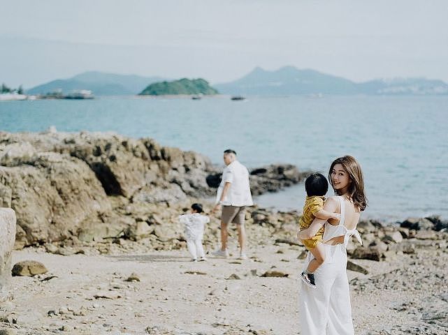 前TVB花旦岑丽香一家人在海边玩耍 分享一家四口开心全家福 - 4