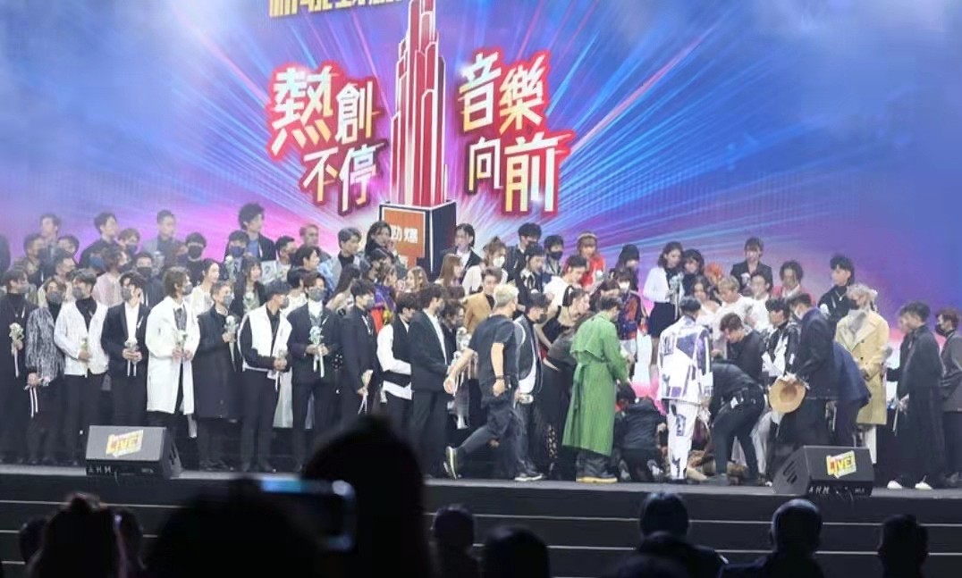 好Man！香港女歌手颁奖礼突然晕倒，获TVB视帝公主抱回后台休息 - 2