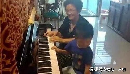 带你看看潘阳的豪宅，客厅玩具散落一地，还给儿子买了钢琴 - 4