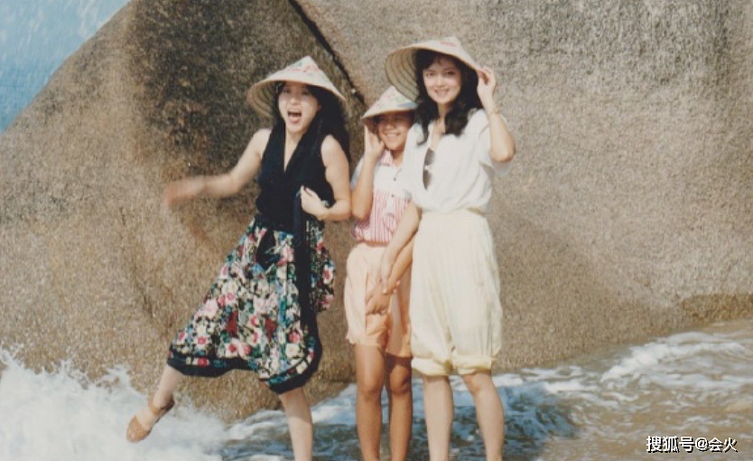 “薛宝钗”张莉晒旧照，和林黛玉两人海边散步，素颜出镜容貌依旧 - 3