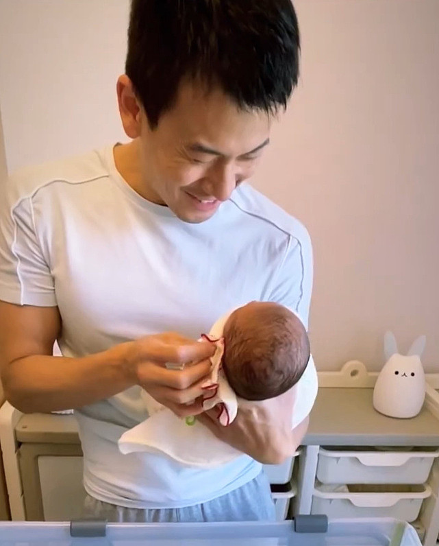 开心体验当新手爸爸！石修儿子陈宇琛首次为出生未满月的女儿洗头 - 6
