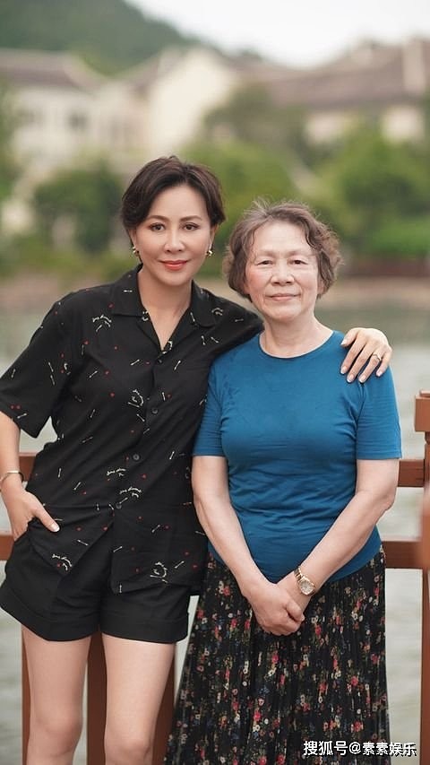 刘嘉玲在上海为母亲庆生，梁朝伟搂着岳母出镜，全家人开心合影 - 5