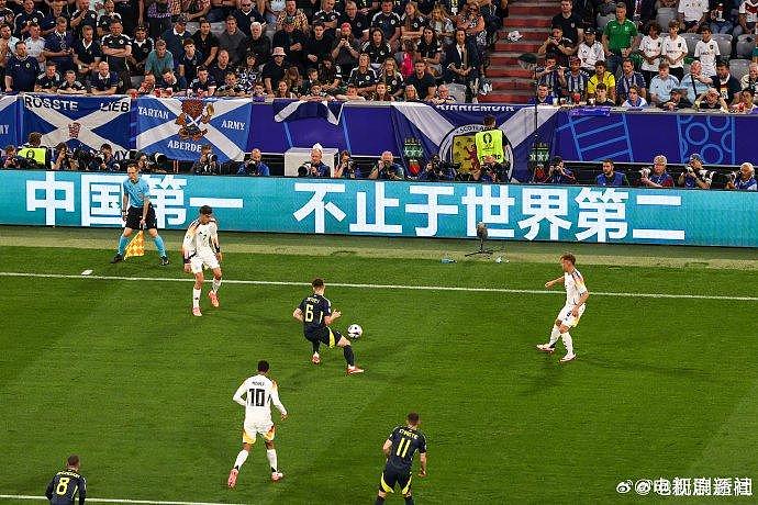 2022年卡塔尔世界杯，海信打出“中国第一 世界第二”广告语… - 1