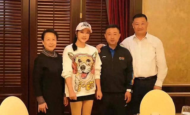 73岁的刘晓庆太敢穿了，超短裙、麻花辫，和同龄同学同框如两代人 - 1