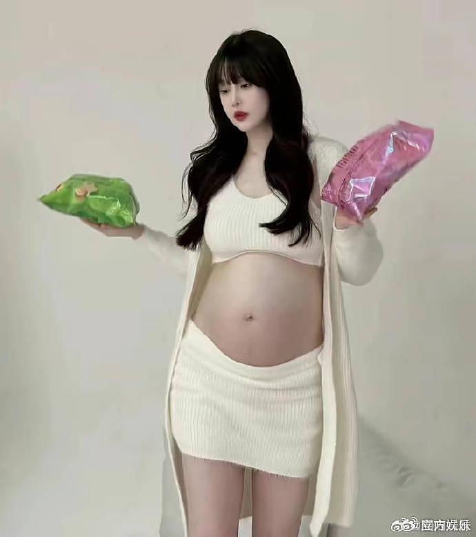 赵本山女儿球球晒孕期写真 挺8个月孕肚和老公贴贴 - 2