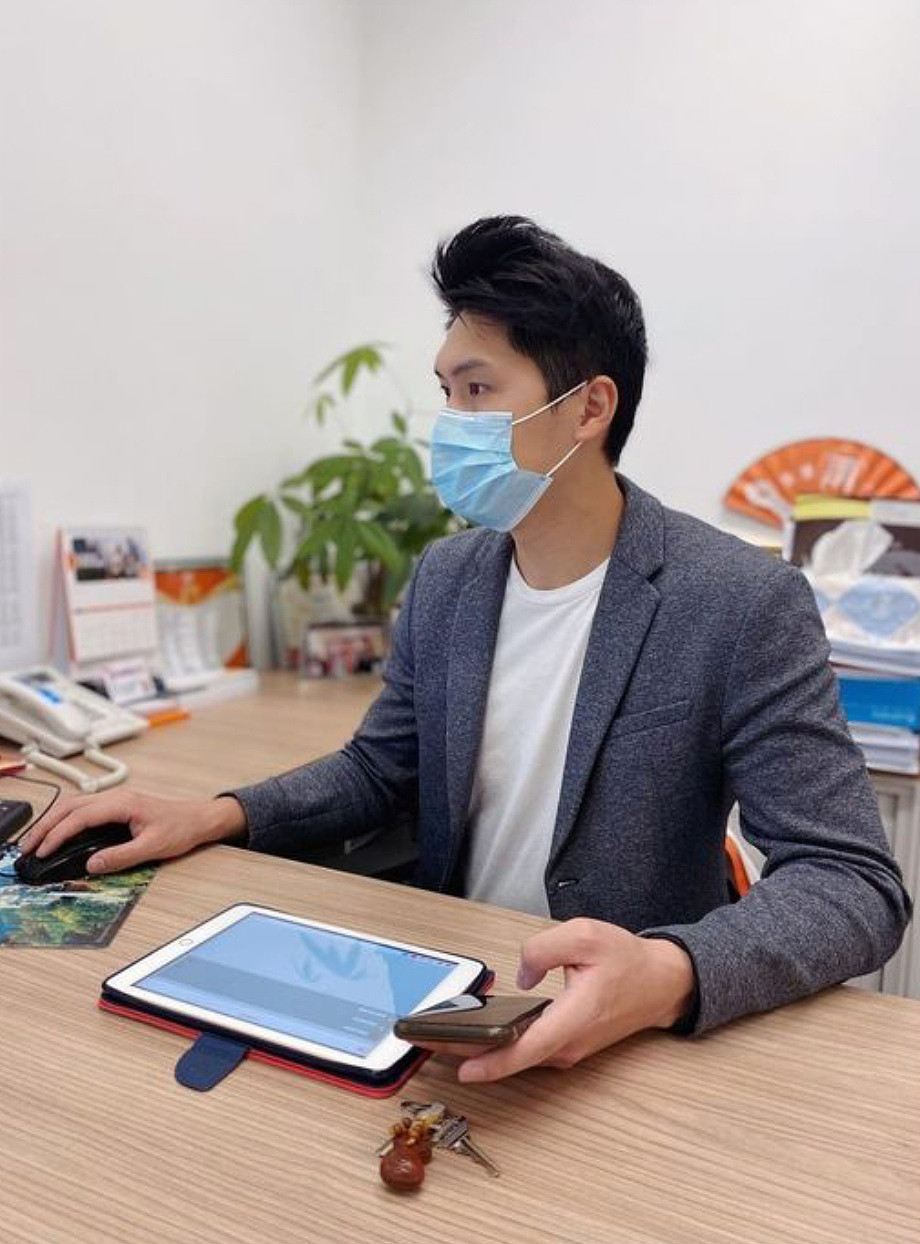 王浩信32岁弟弟转行卖保险，与同事拍宣传照站中间，身材高挑抢镜 - 3